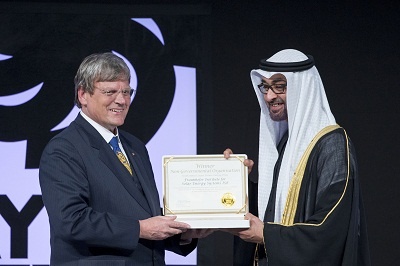 Prof. Eicke Weber nimmt die Ehrung von Scheich Mohammed Bin Zayed Al Nahyan,...