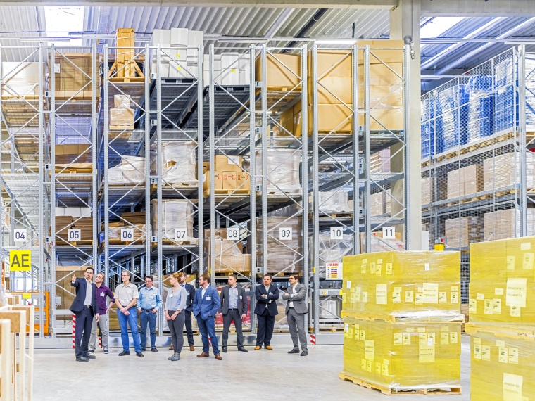 Besuchergruppe vor dem Hochregallager im Central Pharma Distribution Center...