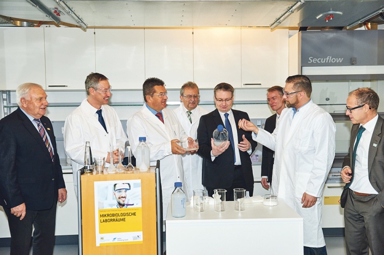 Dr. Jochen Schmid von Cascat (2.v.r.) erklärt den Gästen (v.r.)...