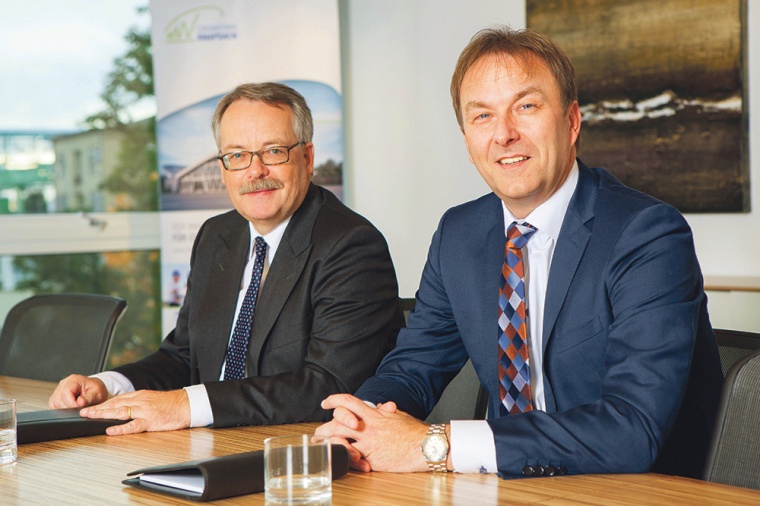 Dr. Clemens Mittelviefhaus und Ralf Müller, Geschäftsleitung, InfraServ...