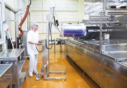 Eine Folienrolle wird mithilfe eines INOX 200 von Hovmand auf die gewünschte...