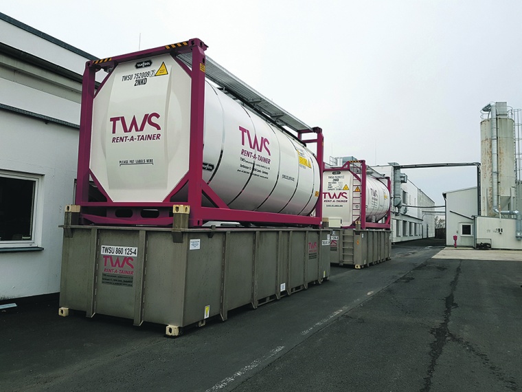 Neben zwei Tankcontainern für das Vorhalten des flüssigen Waschmittels stellt...