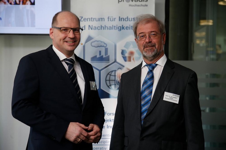 Hochschulpräsident Björn Hekman (links) und Vorstand Udo Müller-Nehler...