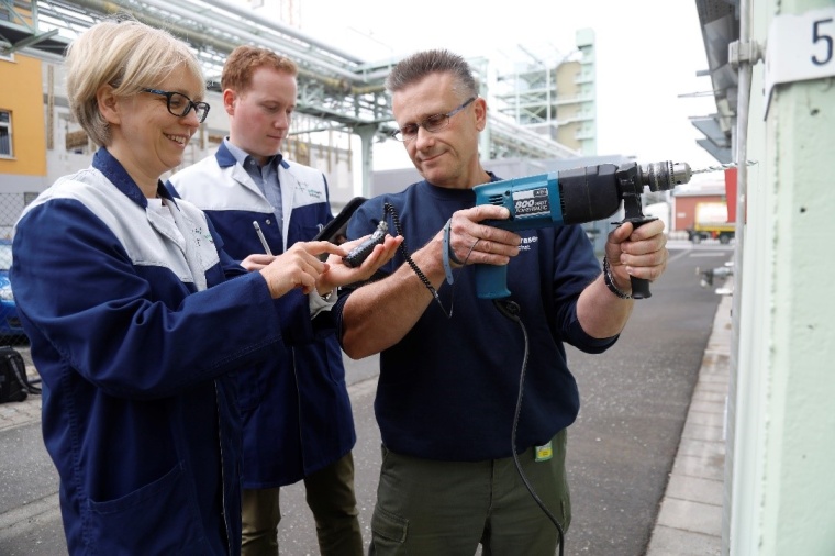 Heike Bauerfeld und Pascal Friedrich (Mitte) messen bei Infraserv-Mitarbeiter...