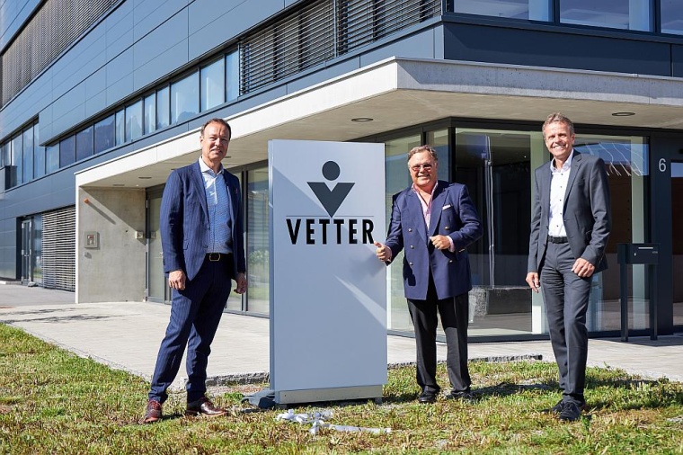 Udo J. Vetter, Beiratsvorsitzender und Mitglied der Inhaberfamilie (Mitte) und...