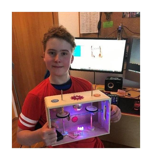 Jan Luley mit seiner Mechanikbox. © 2020 Provadis