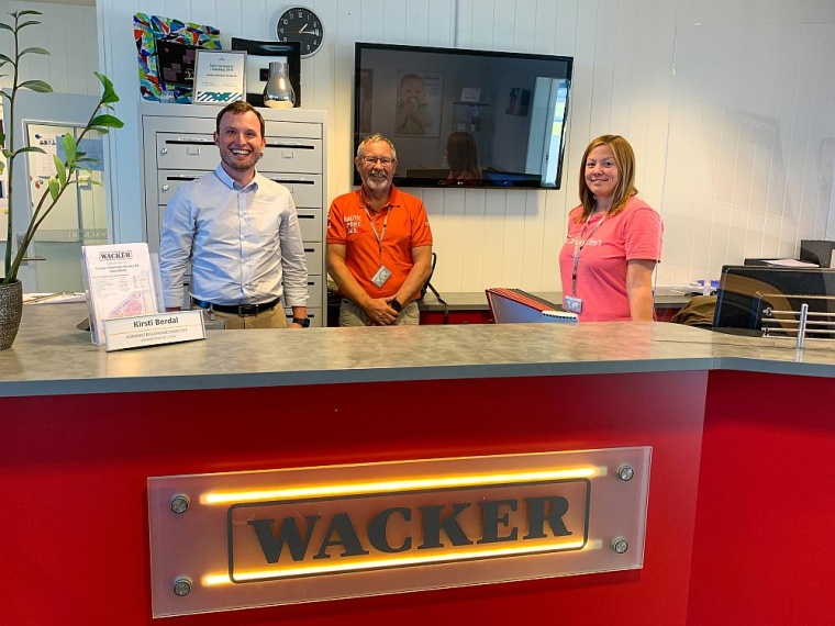 Wacker Chemicals Norway, Holla Metall, Kyrkseterøra, Norwegen , : v.l. Patrick...