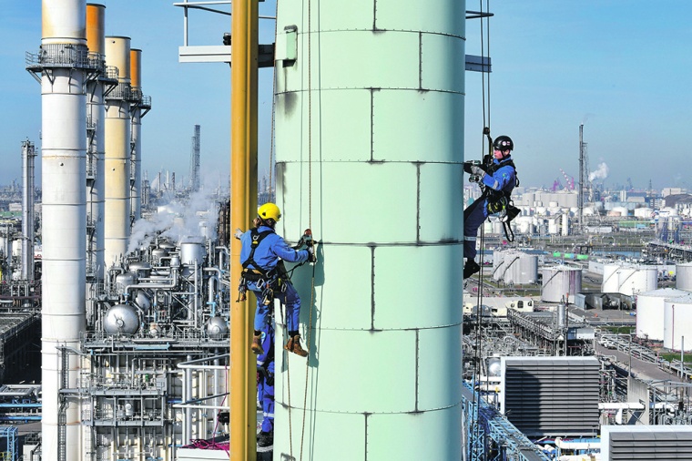 Industriekletterer von Bilfinger Height Specialists auf einer Industrieanlage...