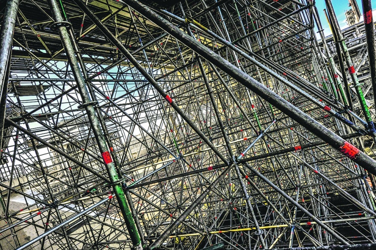 Blick auf das Innenleben eines großen Industriegerüsts. © Bilfinger
