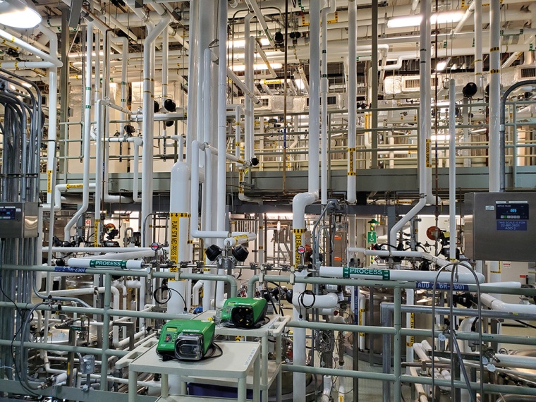 DPR musste mehr als 2.000 m Edelstahlrohrleitungen auf engstem Raum verlegen....