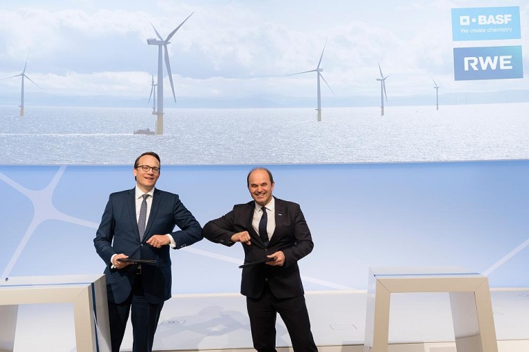 Die Vorstandsvorsitzenden von RWE und BASF, Markus Krebber und Martin...
