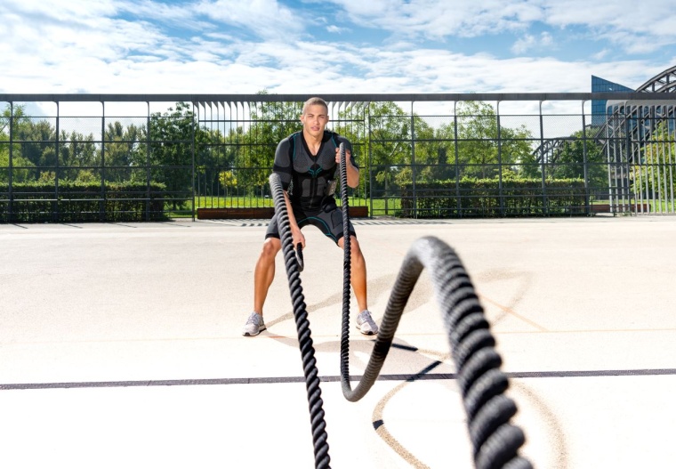 Chemie und Sport: Beim Training mit Elektrostimulation im hautengen Anzug...