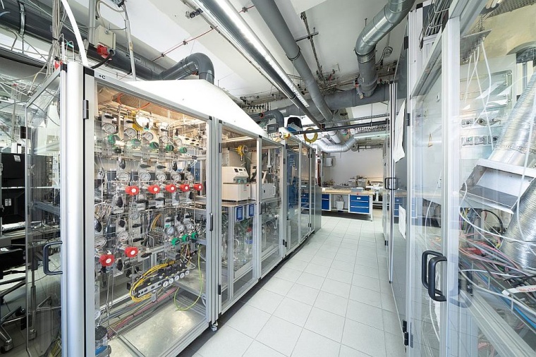 16-faches Hochdurchsatzsystem für HCl-Chemie von HTE. Foto: HTE