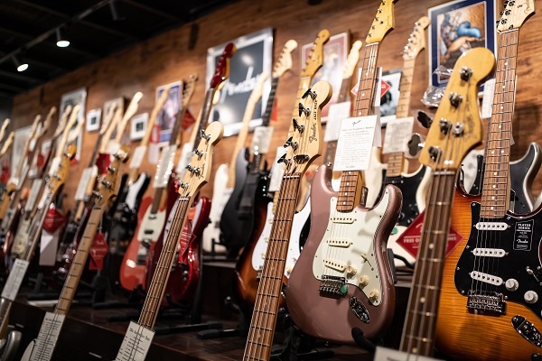 Fender-Gitarren in einem Laden für Musikinstrumente. Die Fender Musical...