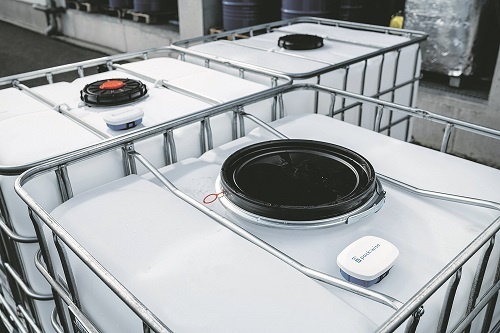 Die IBC werden im Plug&Play-Verfahren einzeln mit Packwise Smart Caps...