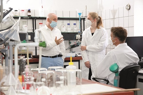 Bei Caramba streben 20 Wissenschaftler und Experten in drei Forschungslaboren...