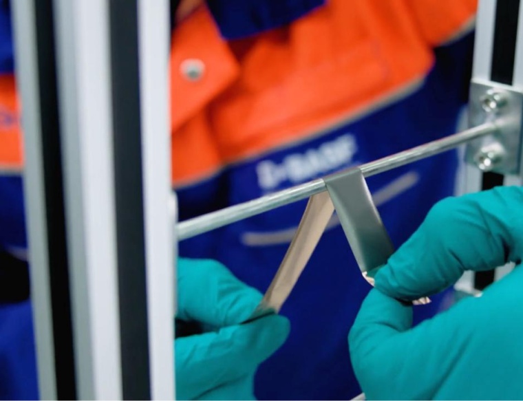 Customcells hat die Überprüfung von Batteriebindemitteln von BASF erfolgreich...