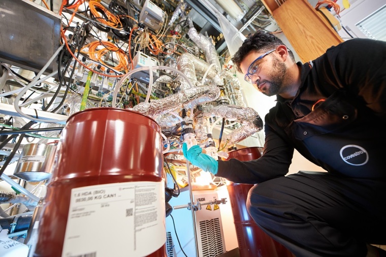 Covestro-Mitarbeiter Mario Lopes in der Pilotanlange, in der Covestro erstmals...