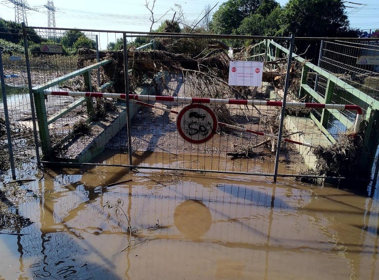 Betreten bedeutet Lebensgefahr. Die Wupperbrücke kurz nach der Flutkatastrophe...