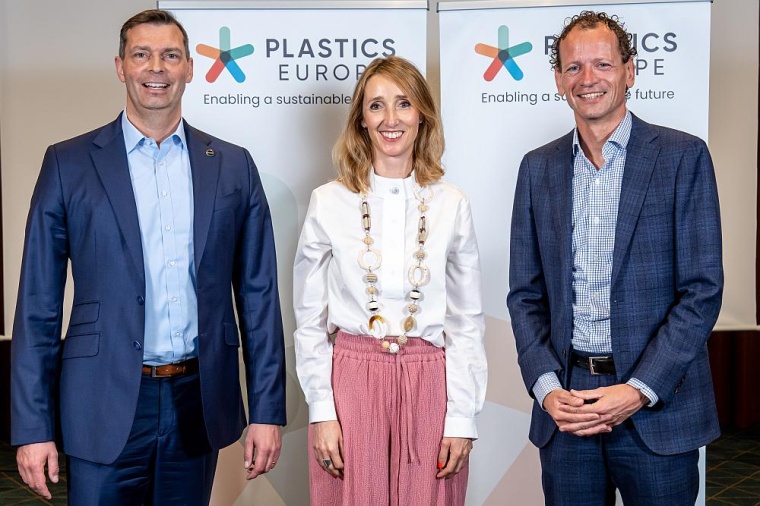 (v.l.n.r): Markus Steilemann, Virginia Janssens, Managing Director Plastics...