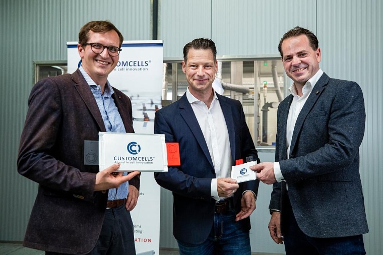 Die beiden Customcells Co-Gründer, Torge Thönnessen und Leopold König, mit...
