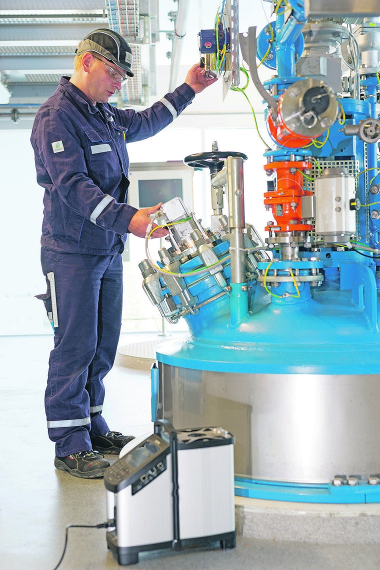 Mitarbeiter bei der Kalibrierung von Thermometern © Bilfinger