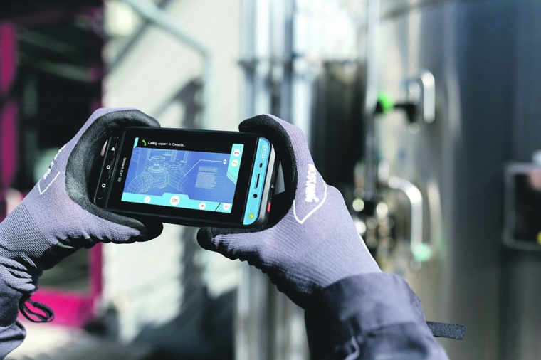 Das 5-Zoll-Display des Smart-Ex® 02 von ECOM Instruments ist durch das stoß-...