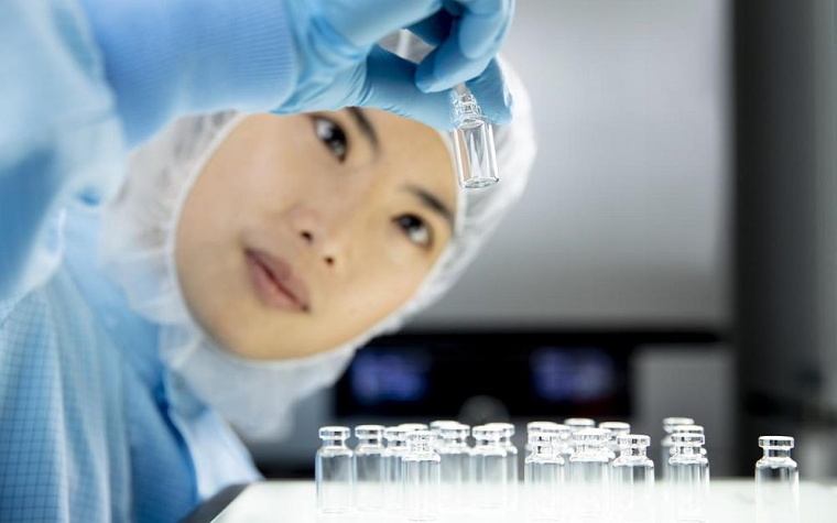 Eine Mitarbeiterin prüft pharmazeutische Verpackungssysteme. Rund 13...
