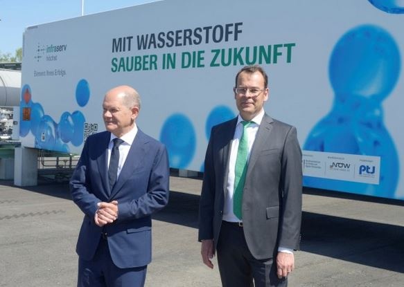 Bundeskanzler Olaf Scholz: „Hier im Industriepark Höchst kann man sehen,...