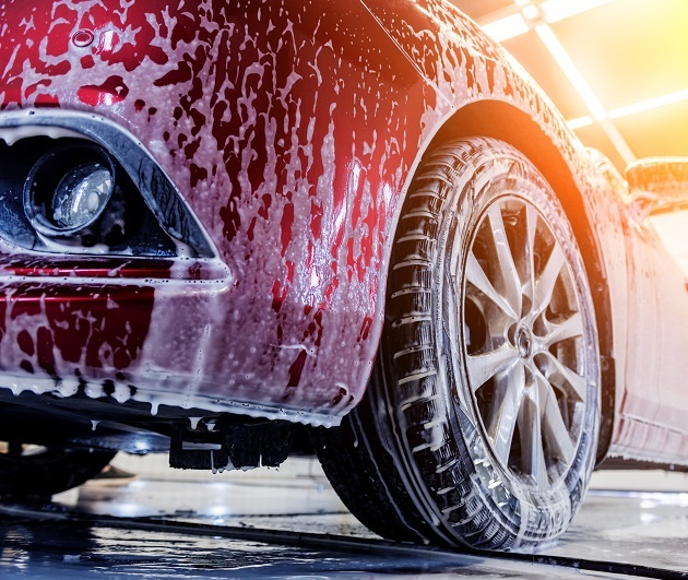 Autos und Nutzfahrzeuge werden auch in Zukunft gewaschen werden. Caramba Chemie...