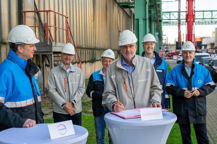 Daniel Koch (Covestro) und Frank Hyldmar (Currenta) bei der Unterzeichnung des...