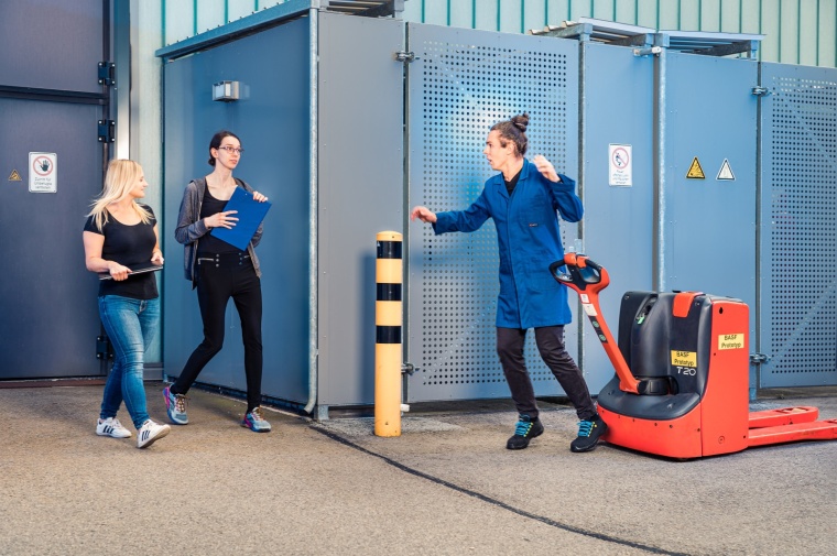 Flurförderfahrzeuge verursachen in Lagerhallen immer wieder Unfälle. Ziel von...