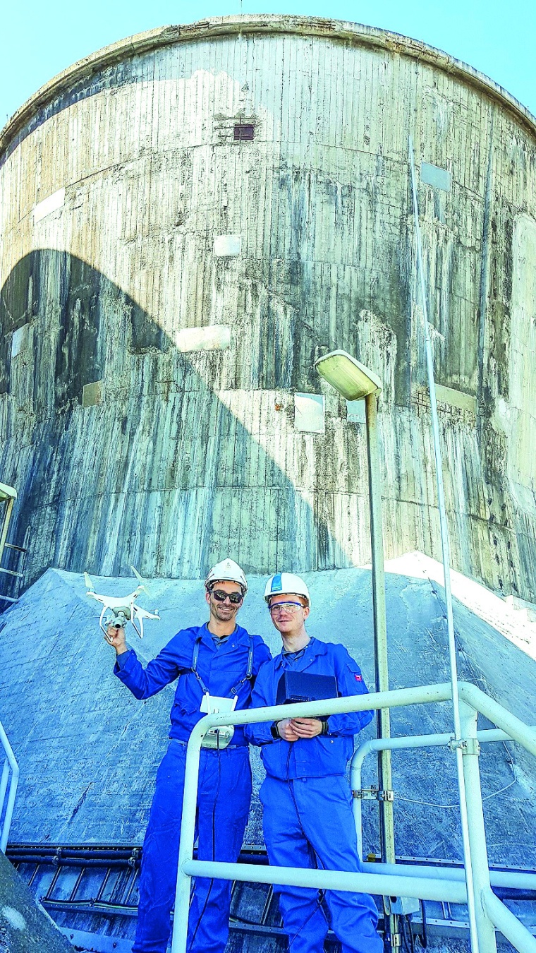 Drohnenpilot Ralf Baumgarten (links) und sein Kamera-Operator vor einem...