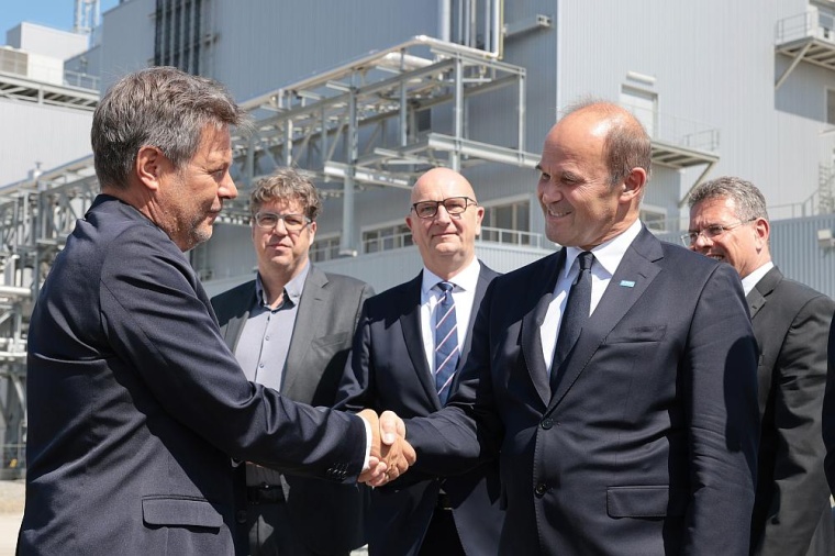 Robert Habeck (li.), Bundesminister für Wirtschaft und Klimaschutz, und Martin...
