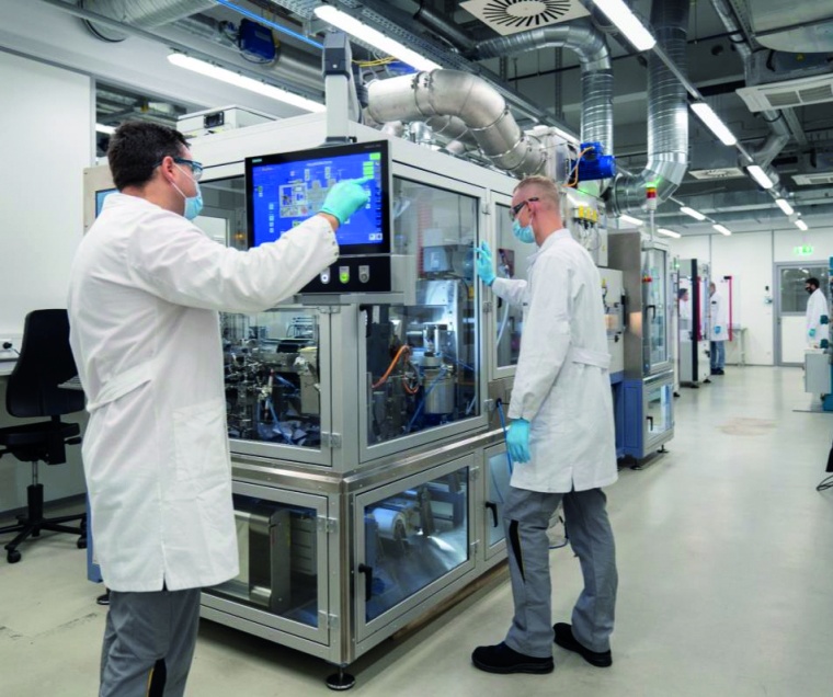Im F&E-Zentrum in Bruchsal stellt das Unternehmen Elektrolyt im Labormaßstab...