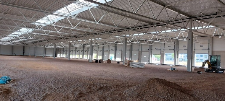 Die 5.000 m² große Umschlagsfläche und die moderne Logistikhalle sorgen für...