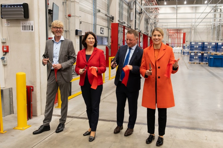 Bei der Einweihung des Chemielagers der BASF in Worms wurde das rote Band...