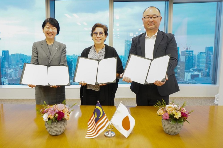 Unterzeichnung des Vertrages: Nobuko Uetake, Michele Azalbert und Masahiro...