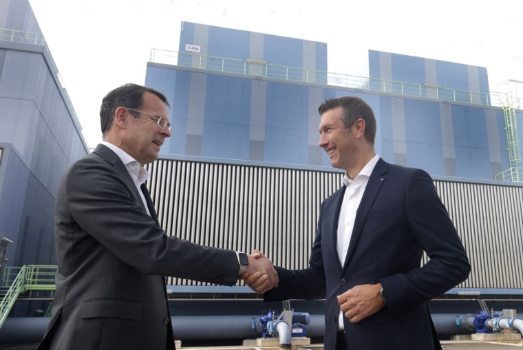 Joachim Kreysing (links), Geschäftsführer Infraserv Höchst, und...