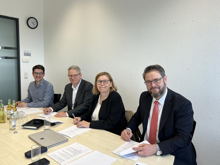 Auf dem Bild die Kooperationspartner bei der Vertragsunterzeichnung (v.l.n.r.):...