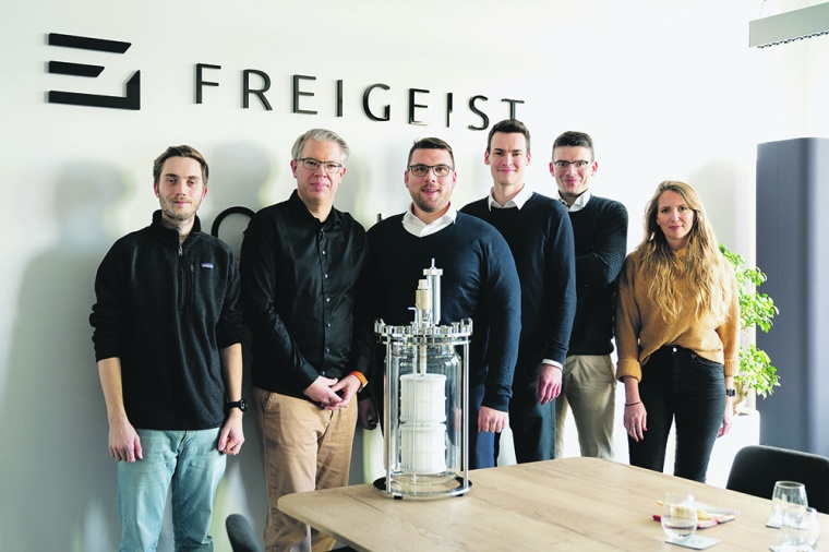 Das Team von BioThrust mit Frank Thelen, dem CEO des Deeptech-Investors...
