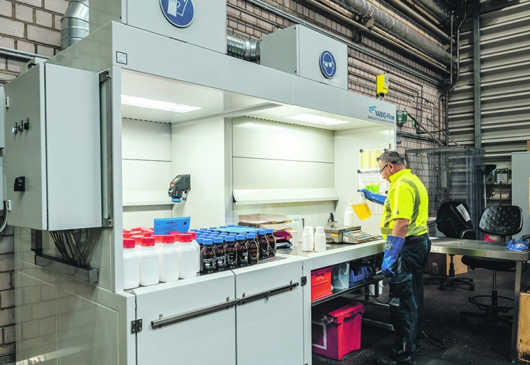 Die neue Abfüllkabine bei Infraserv Logistics bietet ideale Voraussetzungen...