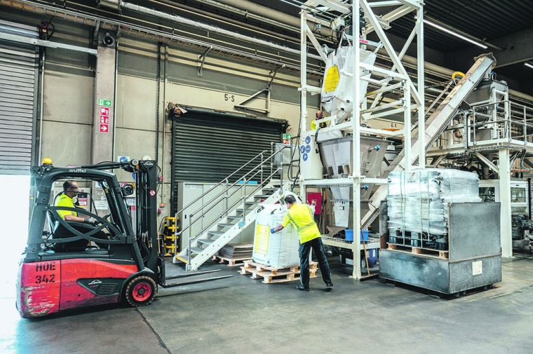 Über eine vollautomatische Abfüllanlage werden Ein-Tonnen-Bigbags in...