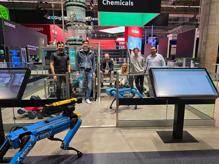 Das Roboverse Reply-Team auf der Achema 2024, Foto: Reply