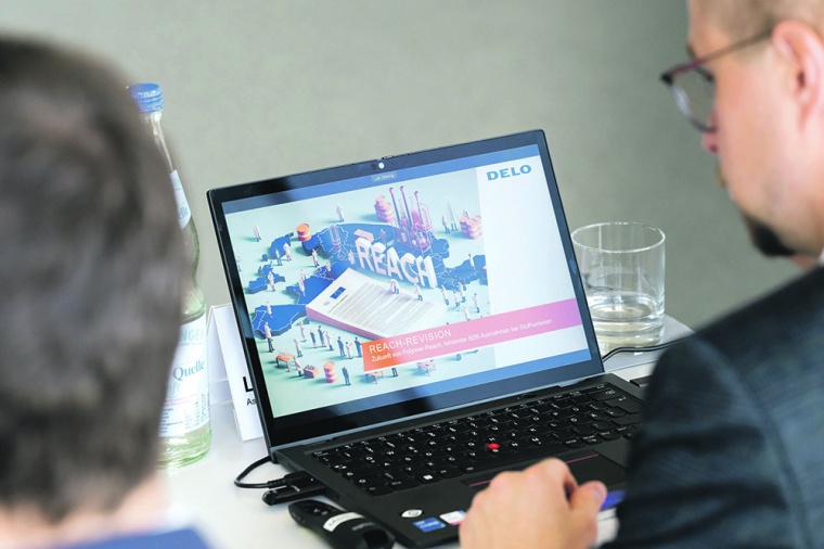 Beim ersten EU-Praxis-Check Bei DELO in Windach, Bayern, wurde die...