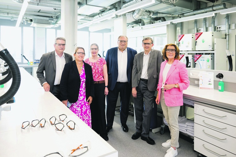 EU-Praxis-Check, Gruppenfoto im Labor bei Delo Industrie Klebstoffe (v.l.n.r.)...