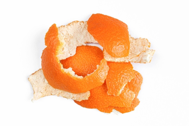 Orangenschalen stehen als Nebenprodukt der Orangensaftproduktion in großen...