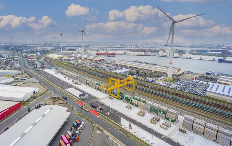 Luftaufnahme des trimodalen Bertschi-Terminals, Plastics Hub und Lageranlage im...