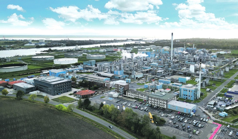 Das Werk von Sasol liegt nahe der Mündung des Nord-Ostsee-Kanals in die Elbe....