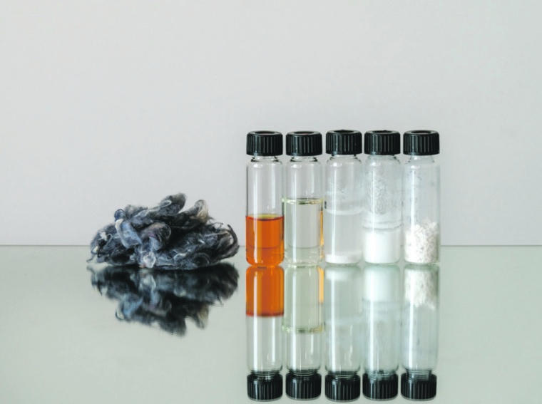 Der Re.solution-Prozess (v.l.n.r.): Vom geschredderten Textil zum Hydrolysat...